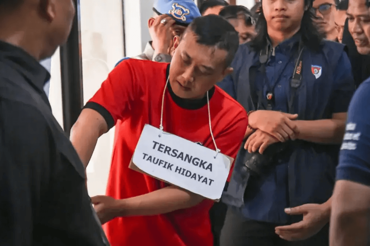 Polda Jawa Barat melakukan reka adegan kekerasan dalam pacaran kasus Taufik Hidayat.