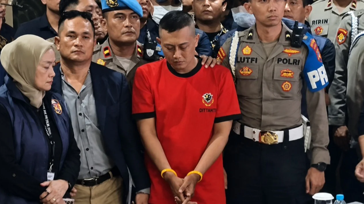 Polda Jawa Barat menghadirkan Taufik Hidayat sebagai tersangka hubungan toxic dalam konferensi pers di Kota Bandung.